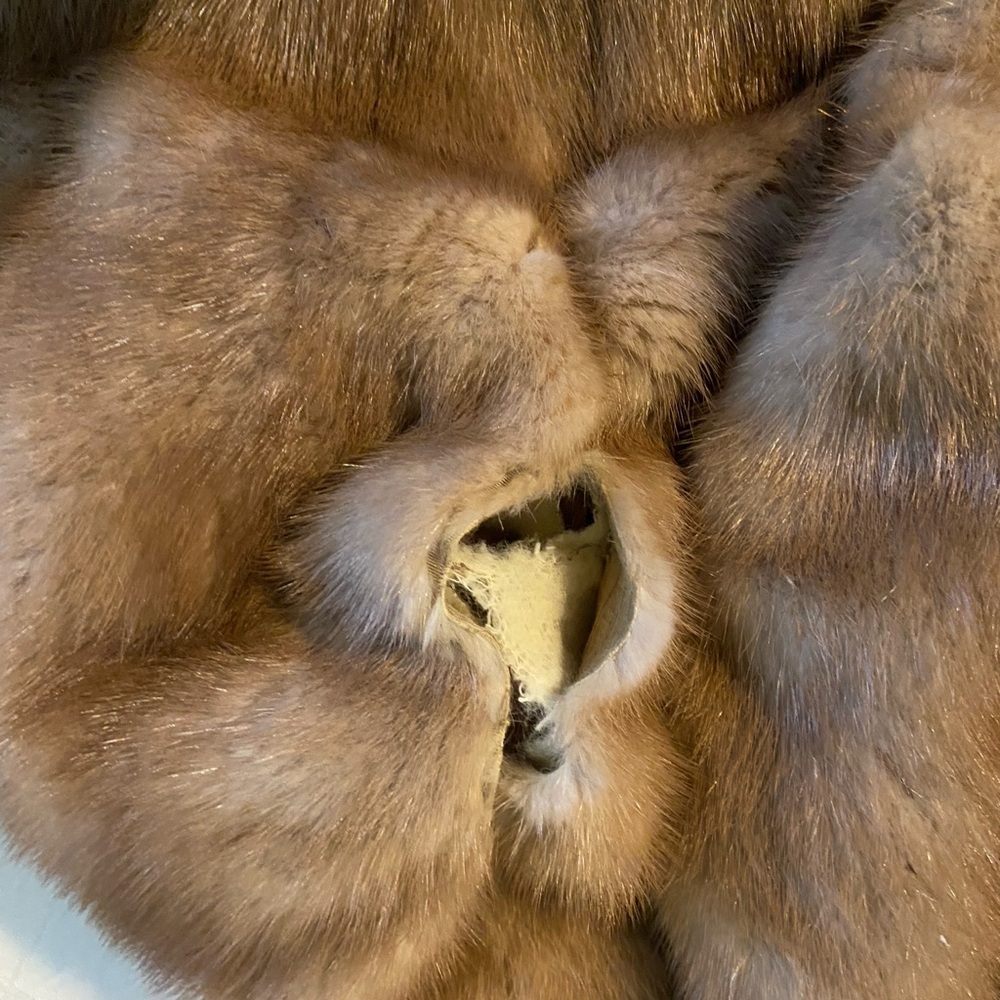 Elegant LITE Brown MINK Shawl Bolero Wrap VINTAGE !!!
SIZE SMALL - Picture 6 of 6